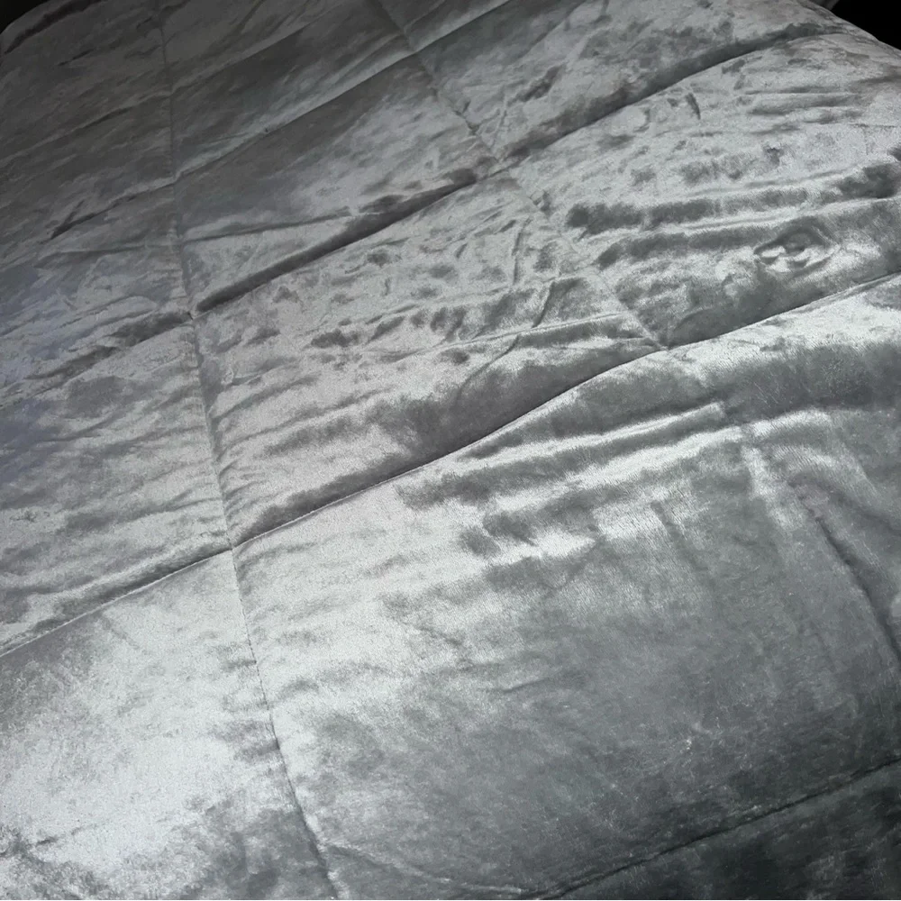 London Fog comforter king Elegant light silver Gray Comforter cream fur back